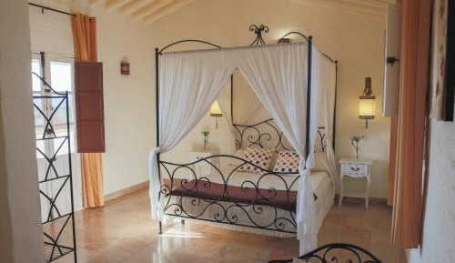 Suite with canopy bed