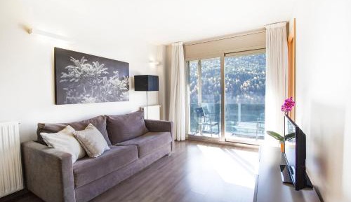 Two-Bedroom Apartment with Balcony and Mountain Views. 5 min driving to Ski Area