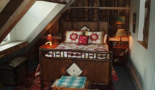 Queen Room with Shared Bathroom