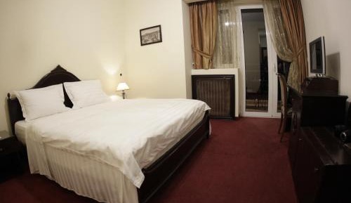 Double or Twin Room with Mountain View