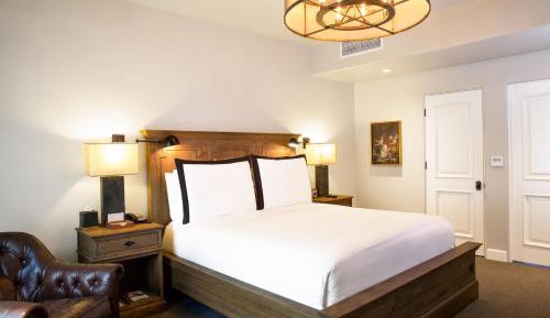 Deluxe Queen Room