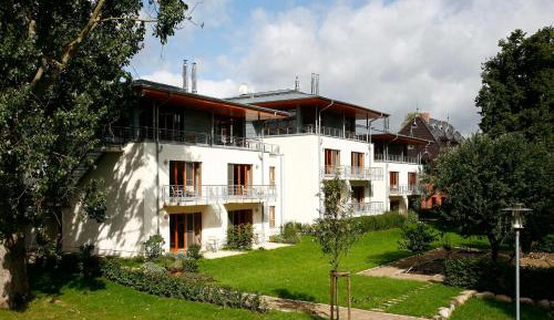 One-Bedroom Apartment with Lake View