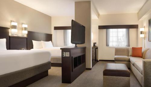 Queen Room with Two Queen Beds and Sofa Bed - High Floor