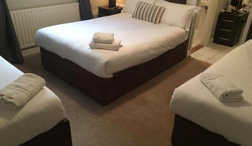 Quadruple Room with Private Bathroom