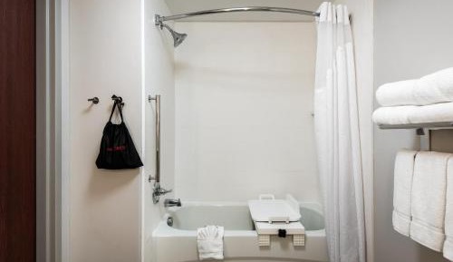 Standard Queen Room with Two Queen Beds and Tub - Communications Accessible