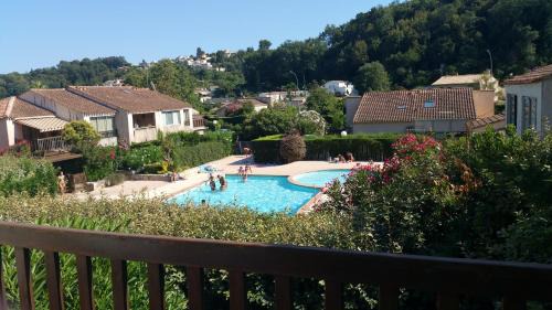 Apartment with Pool View 