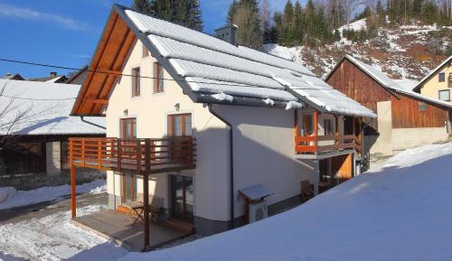 Apartment with Terrace and Mountain View