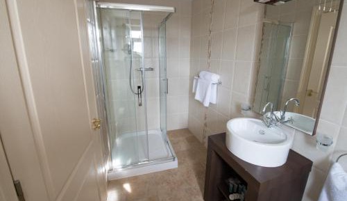 Twin Room with Private Bathroom