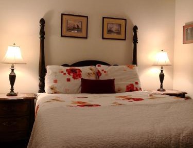Queen Room with Private Bathroom