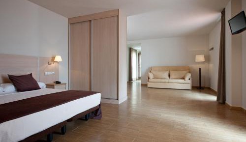 Family Room (2 Adults + 2 Children)
