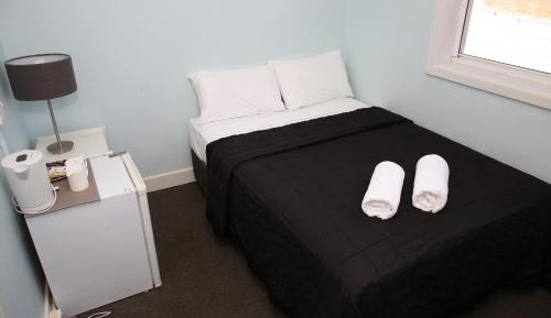 Budget Single Room with Shared Bathroom