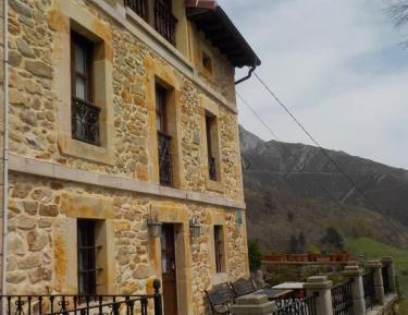 Apartment with Mountain View