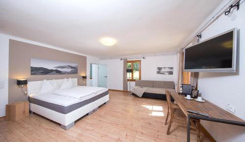 Family Room (2 Adults + 2 Children)