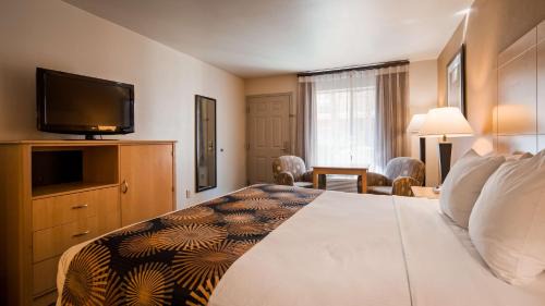King Room with Roll-In Shower - Mobility Accessible/Non-Smoking