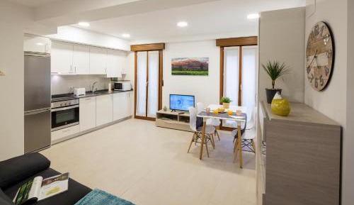 2-Bedroom Apartment with Street View