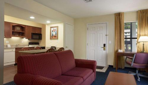 Queen Studio Suite - Non-Smoking