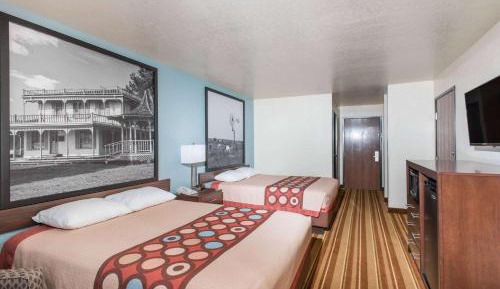 Exterior Queen Room with Two Queen Beds - Non-Smoking