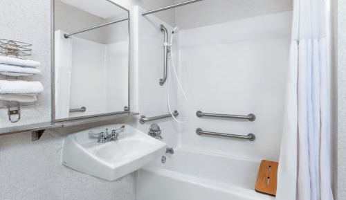 King Room with Bath Tub - Mobility Accessible/Non-Smoking