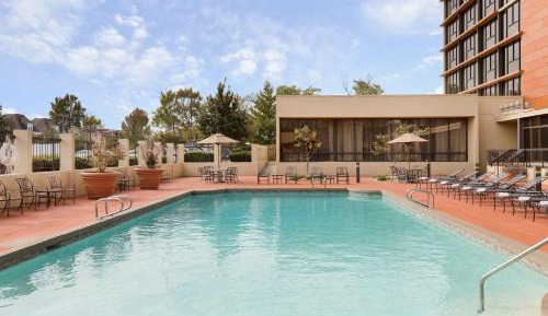 Poolside King with Sofabed