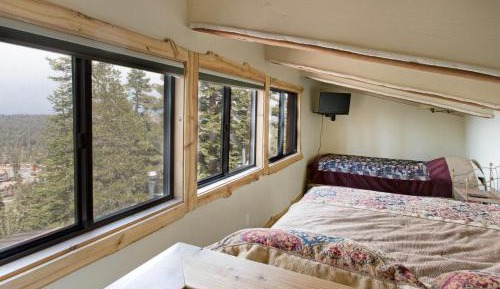 Apartment with Mountain View