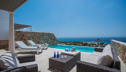 Suite With Private Pool and Sea View