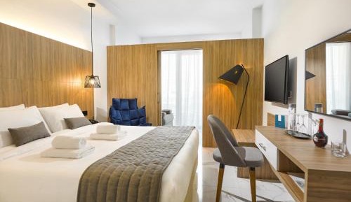 Deluxe Suite Sea View (2 Adults + 2 Children)
