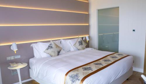 Deluxe Queen Room