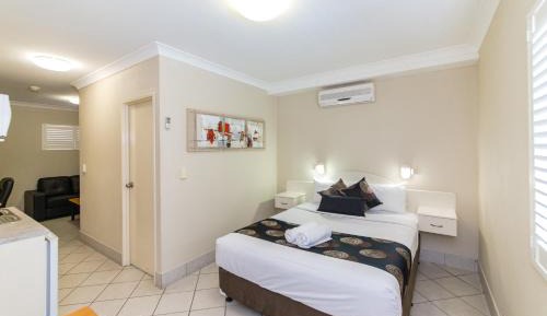 Executive Queen Suite with Sofa