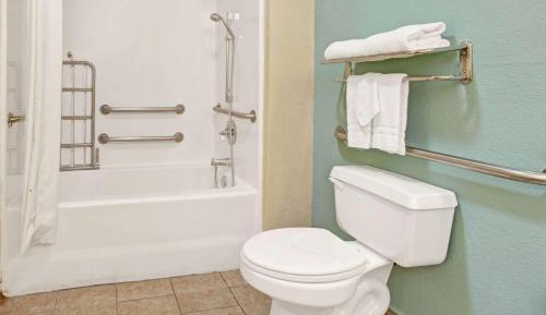 Queen Room with Two Queen Beds and Bath Tub - Mobility Accessible/Non-Smoking