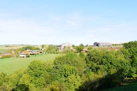 Flagnac Other | Le nichoir : isolé, perché, à l'orée de la forêt