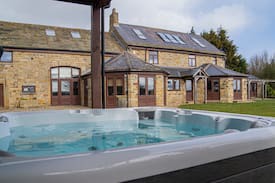 Ripley Villa | Willow House Farm - Sleeps 16 with Hot Tub