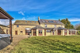Ripley Villa | Willow House Farm - Sleeps 16 with Hot Tub