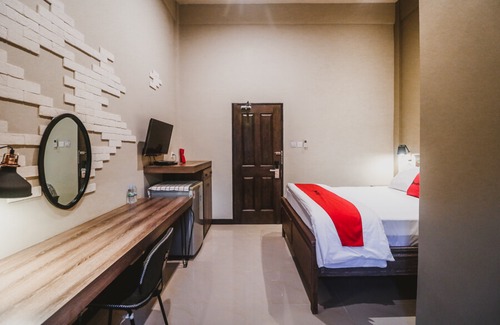 Kemanggisan Hotel | RedDoorz Plus Near Mall Slipi Jaya