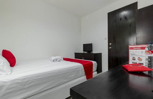 Gambir Hotel | RedDoorz Plus @ Pasar Baru