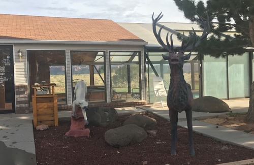 Torrey Hotel | Broken Spur Inn & Steakhouse