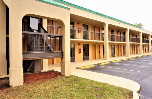 Greensboro Hotel | Howard Johnson by Wyndham Greensboro Near the Coliseum