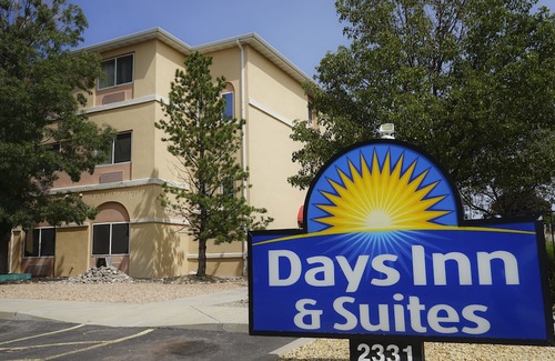 Victory Hills Hotel | Days Inn & Suites by Wyndham Airport Albuquerque