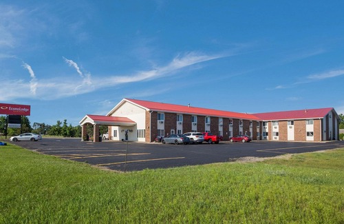 Escanaba Hotel | Econo Lodge Inn & Suites