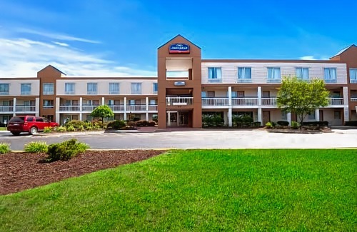 Romulus Hotel | Howard Johnson by Wyndham Romulus Detroit Metro Airport