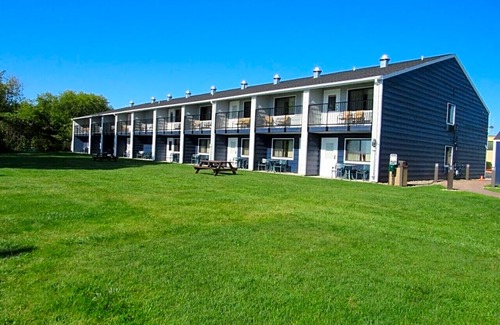 Menominee Hotel | AmericInn by Wyndham Menominee