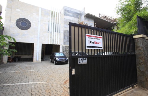 Cilandak Hotel | RedDoorz Near Cilandak Town Square