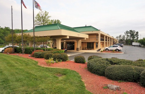 Greensboro Hotel | Howard Johnson by Wyndham Greensboro Near the Coliseum