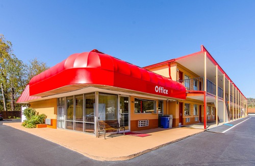 Bristol Hotel | Econo Lodge Near Motor Speedway