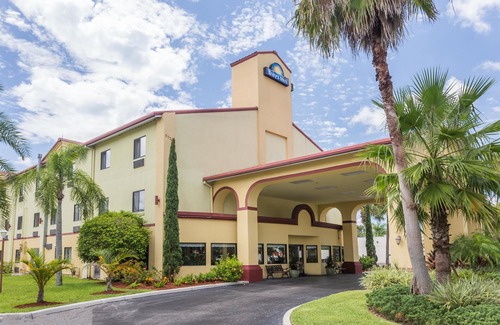 Sarasota Hotel | Days Inn by Wyndham Sarasota I-75