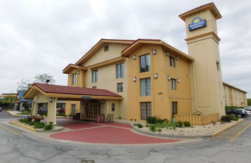 Schaumburg Hotel | Days Inn & Suites by Wyndham Schaumburg