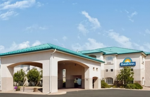 Brandon Hotel | Days Inn & Suites by Wyndham Brandon