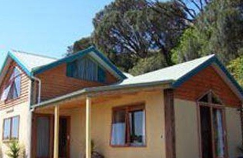 Port Campbell Hotel | Eastern Reef Cottages