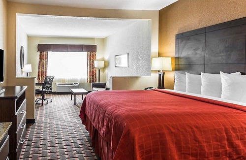 Hickory Hotel | Quality Suites Convention Center - Hickory