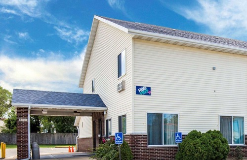 Cedar Rapids - Iowa City Hotel | Rodeway Inn Cedar Rapids