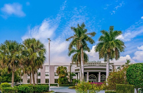 Naples Hotel | La Quinta by Wyndham Naples Downtown